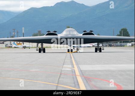 ÉTATS-UNIS L'Air Force Airman affecté à la 509th Bomb Wing enlève la cale avant que le B-2 Spirit ne décolle de la base interarmées Elmendorf-Richardson, Alaska, le 19 juillet 2023. Les missions de la force opérationnelle des bombardiers permettent aux équipages de maintenir un niveau élevé de préparation et de compétence, et de valider leur capacité de frappe mondiale toujours prête. (ÉTATS-UNIS Photo Air Force par Sheila deVera) Banque D'Images