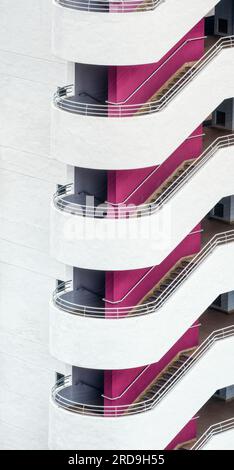 Balcons urbains roses et blancs Banque D'Images