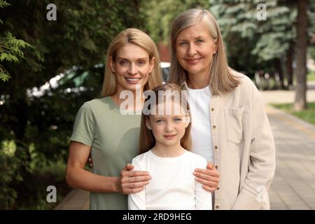 Trois générations. Heureuse grand-mère, sa fille et sa petite-fille à l'extérieur Banque D'Images