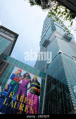 Panneau publicitaire et affiche de la campagne de Ralph Lauren sur la façade du bâtiment à la base du gratte-ciel Taipei 101 à Taipei, Taiwan ; marché mondial. Banque D'Images