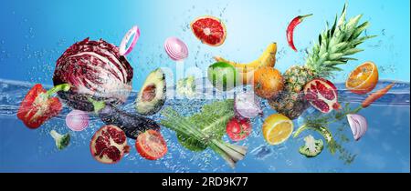 Beaucoup de fruits et légumes tombent dans l'eau sur fond bleu Banque D'Images