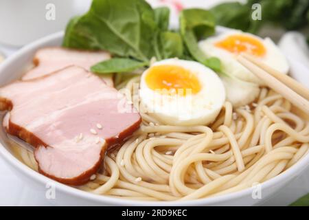 Délicieux ramen avec de la viande dans un bol, gros plan. Soupe de nouilles Banque D'Images