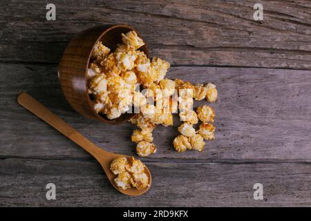 Pop-corn caramel dans le fond en bois du bol Banque D'Images