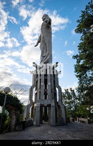 Tegucigalpa, Francisco Morazan, Honduras - 11 décembre 2022 : statue du Christ du pic sur un grand piédestal en béton, un monument qui se dresse sur le Hil Banque D'Images