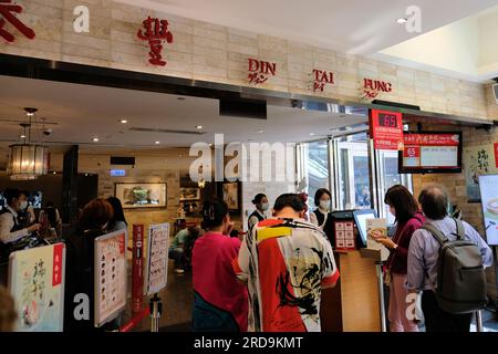 Les invités qui attendent une table, pour être assis, pour être servi au restaurant DIN Tai Fung au centre commercial Taipei 101 à Taipei, Taiwan ; les clients, les convives, les gens. Banque D'Images