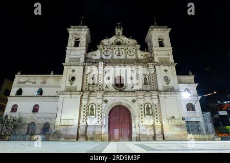 Tegucigalpa, Francisco Morazan, Honduras - 11 décembre 2022 : vue grand angle de la célèbre cathédrale de Los Dolores la nuit, la plus ancienne église du pays Banque D'Images