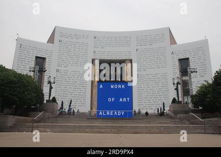 New York, États-Unis. 19 juillet 2023. Le mur extérieur de la Brooklyn public Library présente des paroles de chansons du rappeur américain Jay-Z Avec les paroles de la chanson sur le mur extérieur et une grande exposition à l'intérieur, la bibliothèque célèbre le travail de Jay-Z. (À dpa: "Paroles de chansons sur le mur extérieur : Library in New York célèbre le rappeur américain Jay-Z") crédit : Christina Horsten/dpa/Alamy Live News Banque D'Images