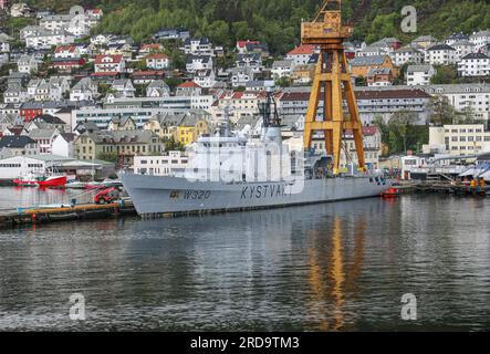 Navire de patrouille offshore de la Garde côtière norvégienne transféré à la marine norvégienne sous le nom de HNoMS Nordkapp (A531), navire amiral des contre-mesures permanentes de l'OTAN Banque D'Images