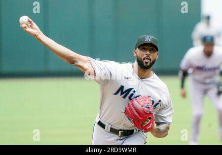 St. Louis, États-Unis. 19 juillet 2023. Miami Marlins lanceur de départ Sandy Alcantara livre un terrain à la rue Louis Cardinals en première manche au Busch Stadium à St. Louis le mercredi 19 juillet 2023. Photo de Bill Greenblatt/UPI crédit : UPI/Alamy Live News Banque D'Images