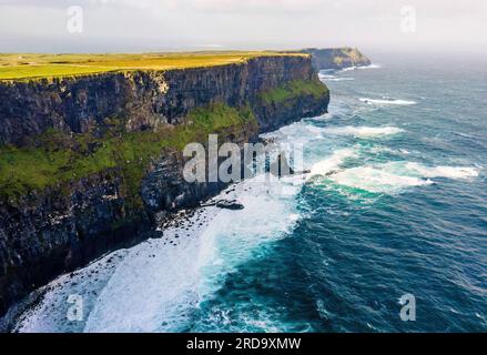 Vue panoramique aérienne panoramique des falaises de Moher au lever du soleil en Irlande Banque D'Images