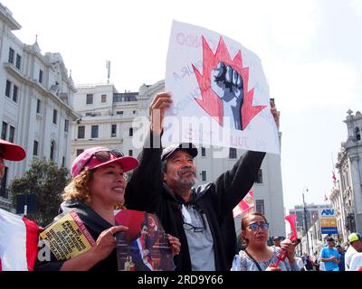 Lima, Pérou. 19 juillet 2023. Homme tenant une bannière avec un poing quand des milliers de syndicalistes, militants, Et des membres de groupes autochtones sont descendus dans la rue dans le cadre de la soi-disant troisième prise de contrôle de Lima, pour lancer une nouvelle vague de protestations contre la présidente Dina Boluarte et le Congrès, demandant sa démission et de nouvelles élections générales. Lors des émeutes précédentes, du 2022 décembre au mois de mars de cette année, il y a eu plus de 50 morts dues à l'usage excessif de la force par la police pour contrôler les manifestants. Crédit : Agence de presse Fotoholica/Alamy Live News Banque D'Images
