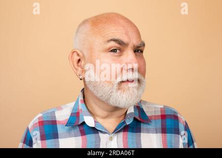 Visage d'un retraité de 50 ans. Portrait de l'homme senior en studio. Modèle senior cheveux gris. Vieux portrait masculin. Banque D'Images