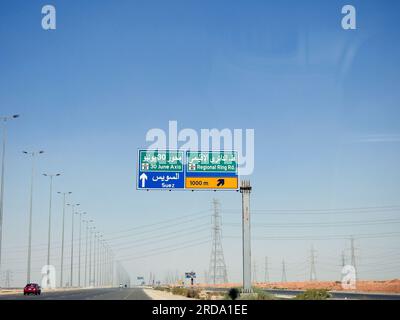 Le Caire, Égypte, juin 30 2023 : un panneau de signalisation latéral informatif sur la route du désert du Caire de Suez indique les directions vers la rocade régionale, axe du 30 juin Banque D'Images