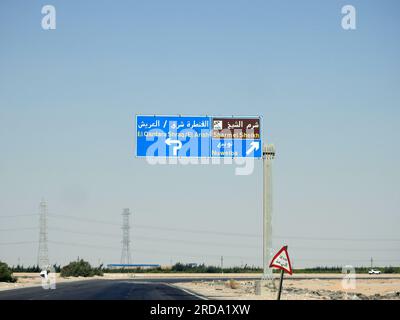 Sinaï Sud, Egypte, juin 30 2023 : un panneau de signalisation dans le Sinaï Sud donne des indications pour Sharm El Sheikh, Qantara est, Arish et Nuweiba dans les villes Banque D'Images