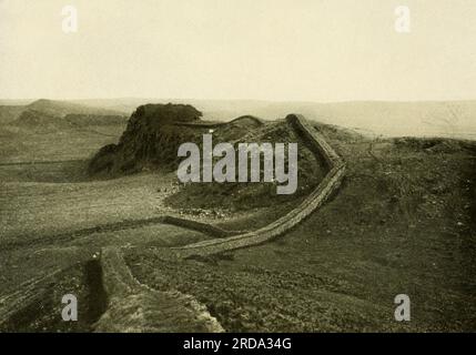 Vestiges de la Grande Muraille romaine près de Hexham du livre ' In Unfamilier England ' , un enregistrement d'une tournée de sept mille miles en moteur des recoins et coins peu fréquentés, et les sanctuaires d'intérêt particulier, en Angleterre; With incursions into Scotland and Ireland by Murphy, Thomas Dowler, 1866-1928 Publisher Boston, L. C. page 1910 Banque D'Images