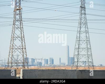 tours de transmission, pylône électrique, une structure en treillis en acier haute pour soutenir les lignes électriques à haute tension aériennes, pilier électrique à haute tension avec Banque D'Images