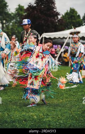 Jeune garçon amérindien vêtu d'une tenue de danse colorée à l'événement pow wow pour célébrer la culture indigène Banque D'Images