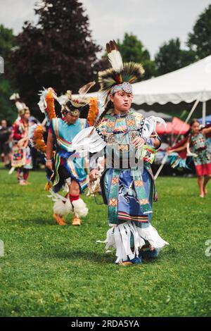 Jeune garçon amérindien vêtu d'une tenue de danse colorée à l'événement pow wow pour célébrer la culture indigène Banque D'Images