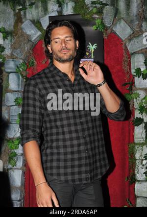 COCONUT CREEK, FL - OCTOBRE 16 : acteurs et stars de la série HBOS True Blood, Joe Manganiello (alias Joseph Michael 'Joe' Manganiello (né le 28 décembre 1976) qui joue le loup-garou, Alcide Herveaux, et vient de se fiancer avec l'actrice-mannequin Audra Marie. Et Lindsay Pulsipher (l'amour de Jason Stackhouse, Crystal Norris) au Seminole Casino Coconut Creek Casino pour le 'Creek Haunting October Weekend event'. Le 15 octobre 2010 à Coconut Creek, Floride personnes : Joe Manganiello crédit : Storms Media Group/Alamy Live News Banque D'Images