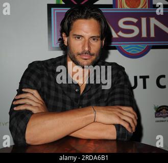 COCONUT CREEK, FL - OCTOBRE 16 : acteurs et stars de la série HBOS True Blood, Joe Manganiello (alias Joseph Michael 'Joe' Manganiello (né le 28 décembre 1976) qui joue le loup-garou, Alcide Herveaux, et vient de se fiancer avec l'actrice-mannequin Audra Marie. Et Lindsay Pulsipher (l'amour de Jason Stackhouse, Crystal Norris) au Seminole Casino Coconut Creek Casino pour le 'Creek Haunting October Weekend event'. Le 15 octobre 2010 à Coconut Creek, Floride personnes : Joe Manganiello crédit : Storms Media Group/Alamy Live News Banque D'Images