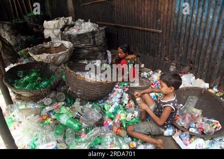 Dhaka, Dhaka, Bangladesh. 18 mars 2023. travailleur mineur ou le travail des enfants travaillent encore dans de nombreuses bouteilles en plastique recyclage factorie.photo a été prise kmar Banque D'Images