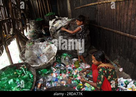 Dhaka, Dhaka, Bangladesh. 18 mars 2023. travailleur mineur ou le travail des enfants travaillent encore dans de nombreuses bouteilles en plastique recyclage factorie.photo a été prise kmar Banque D'Images