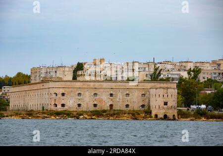 Sébastopol, Crimée. 26 septembre 2021. Mikhailovskaïa Casemated Coastal Battery est un complexe muséal situé dans le musée militaro-historique des structures fortifiées. Le complexe du musée recrée l'intérieur d'une structure de fortification du milieu du 19e siècle. Construit en 1846, il était l'une des dix structures de fortification sur la côte de la ville de Sébastopol. Il a été nommé d'après le grand-duc Mikhaïl Nikolaevitch, le fils de Nicolas Ier Crédit : Katrina Kochneva/ZUMA Wire/Alamy Live News Banque D'Images