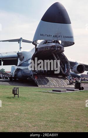 Un avion de transport Lockheed C-5a Galaxy de l'United States Air Force, lors d'un spectacle aérien à la RAF Mildenhall au Royaume-Uni le 26 mai 1985. Numéro de série 68-0225. Banque D'Images