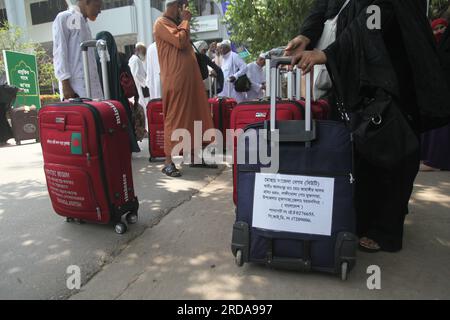 Des pèlerins ont commencé à arriver au camp Ashkona Hajj à Dhaka en provenance de différentes régions du Bangladesh le samedi 20 mai 2023, un jour après le Premier ministre Banque D'Images