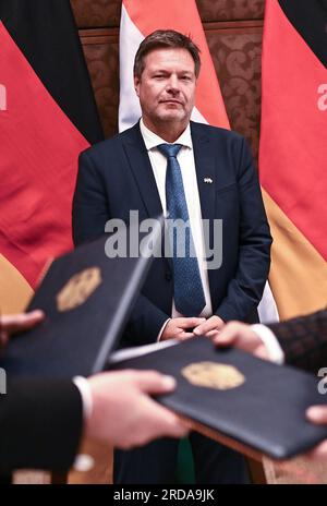 Neu Delhi, Inde. 20 juillet 2023. Robert Habeck (Bündnis 90/Die Grünen), vice-chancelier et ministre fédéral allemand de l'économie et de la protection du climat, en marge de la signature d'un protocole d'accord économique. Habeck veut renforcer sa coopération avec l’Inde. Outre les discussions politiques, des visites d'entreprises et la participation à une réunion des ministres de l'énergie du G20 sont à l'ordre du jour. Crédit : Britta Pedersen/dpa/Alamy Live News Banque D'Images