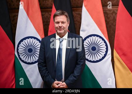 Neu Delhi, Inde. 20 juillet 2023. Robert Habeck (Bündnis 90/Die Grünen), vice-chancelier et ministre fédéral allemand de l'économie et de la protection du climat, en marge de la signature d'un protocole d'accord économique. Habeck veut renforcer sa coopération avec l’Inde. Outre les discussions politiques, des visites d'entreprises et la participation à une réunion des ministres de l'énergie du G20 sont à l'ordre du jour. Crédit : Britta Pedersen/dpa/Alamy Live News Banque D'Images