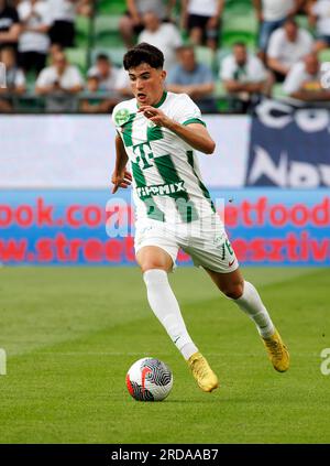 Budapest, Hongrie. 19 juillet 2023. Krisztian Lisztes de Ferencvarosi TC court avec le ballon lors du match du 2e tour de qualification de l'UEFA Champions League entre Ferencvarosi TC et KI Klaksvik au Groupama Arena le 19 juillet 2023 à Budapest, Hongrie. Crédit : Laszlo Szirtesi/Alamy Live News Banque D'Images