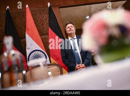 Neu Delhi, Inde. 20 juillet 2023. Robert Habeck (Bündnis 90/Die Grünen), vice-chancelier et ministre fédéral allemand de l'économie et de la protection du climat, attend la signature d'un protocole d'accord économique. Habeck veut renforcer sa coopération avec l’Inde. Outre les discussions politiques, des visites d'entreprises et la participation à une réunion des ministres de l'énergie du G20 sont à l'ordre du jour. Crédit : Britta Pedersen/dpa/Alamy Live News Banque D'Images