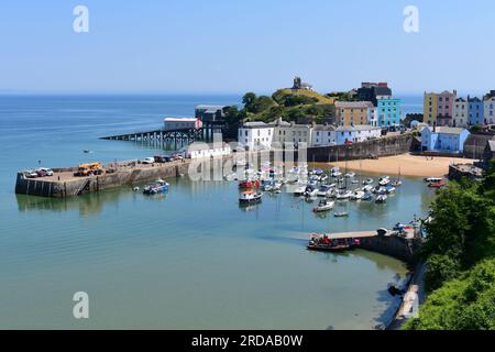 Une vue du port de Tenby avec la marée entrant, les stations de bateau de sauvetage anciennes et nouvelles sont visibles à gauche de la colline du château. Banque D'Images