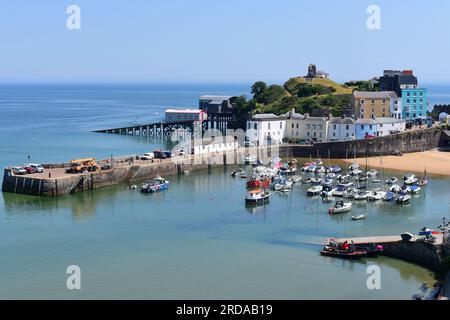 Une vue du port de Tenby avec la marée entrant, les stations de bateau de sauvetage anciennes et nouvelles sont visibles à gauche de la colline du château. Banque D'Images