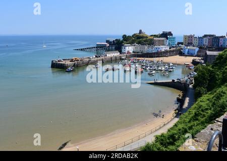 Une vue du port de Tenby avec la marée entrant, les stations de bateau de sauvetage anciennes et nouvelles sont visibles à gauche de la colline du château. Banque D'Images