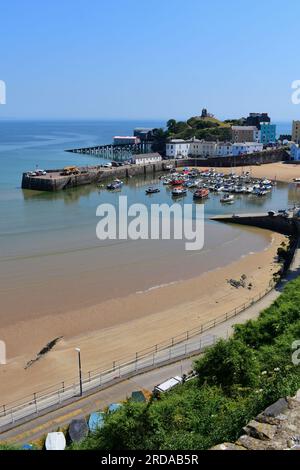 Une vue du port de Tenby avec la marée entrant, les stations de bateau de sauvetage anciennes et nouvelles sont visibles à gauche de la colline du château. Banque D'Images