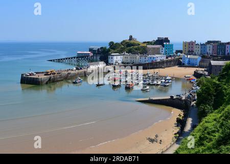 Une vue du port de Tenby avec la marée entrant, les stations de bateau de sauvetage anciennes et nouvelles sont visibles à gauche de la colline du château. Banque D'Images