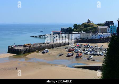 Une vue du port de Tenby avec la marée entrant, les stations de bateau de sauvetage anciennes et nouvelles sont visibles à gauche de la colline du château. Banque D'Images