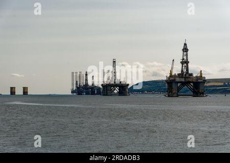 Des plates-formes pétrolières attendent à Cromarty Firth au large d'Invergordon. Mers calmes et ciel bleu. Banque D'Images