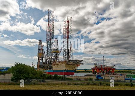 Plates-formes de forage pétrolier en construction à Invergordon sur le Cromarty Firth en Écosse. Belle journée avec Blue Sky.Oil Platform Constrenchère Banque D'Images