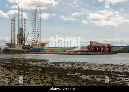 Plates-formes de forage pétrolier en construction à Invergordon sur le Cromarty Firth en Écosse. Belle journée avec Blue Sky.Oil Platform Constrenchère Banque D'Images