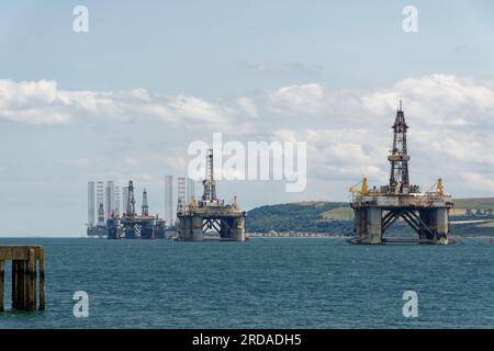 Des plates-formes pétrolières attendent à Cromarty Firth au large d'Invergordon. Mers calmes et ciel bleu. Banque D'Images