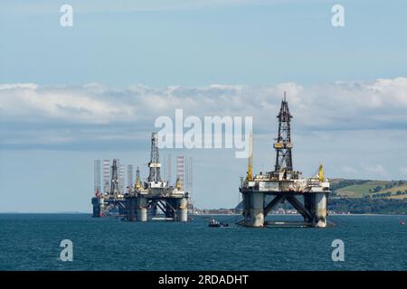 Des plates-formes pétrolières attendent à Cromarty Firth au large d'Invergordon. Mers calmes et ciel bleu. Banque D'Images