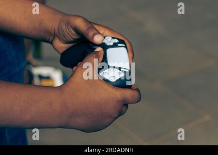 Manette de jeu vidéo à main. Amusement et loisirs. Banque D'Images