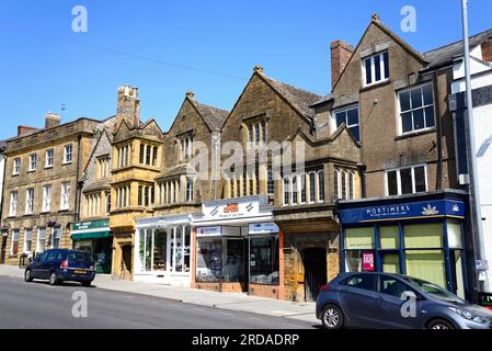 Vue de Manor court House et des magasins ci-dessous le long de Fore Street, Chard, Somerset, Royaume-Uni, Europe. Banque D'Images