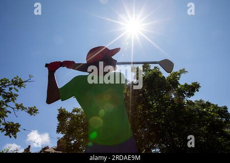 West Kirby, Merseyside, Royaume-Uni. 19 juillet 2023. Silhouette en bois d'un golfeur dans le centre-ville de West Kirby marquant l'Open Golf. L'Open Championship 2023, officiellement le 151e Open Championship, est un tournoi de golf qui se déroulera du 20 au 23 juillet 2023 au Royal Liverpool Golf Club à Hoylake, Merseyside, en Angleterre. Ce sera la 13e fois que l'Open sera joué au Royal Liverpool. Crédit : Windmill Images/Alamy Live News Banque D'Images