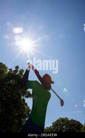 West Kirby, Merseyside, Royaume-Uni. 19 juillet 2023. Silhouette en bois d'un golfeur dans le centre-ville de West Kirby marquant l'Open Golf. L'Open Championship 2023, officiellement le 151e Open Championship, est un tournoi de golf qui se déroulera du 20 au 23 juillet 2023 au Royal Liverpool Golf Club à Hoylake, Merseyside, en Angleterre. Ce sera la 13e fois que l'Open sera joué au Royal Liverpool. Crédit : Windmill Images/Alamy Live News Banque D'Images