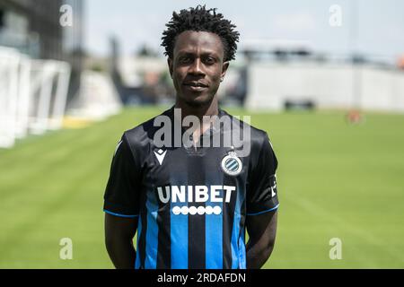 Knokke Heist, Belgique. 18 juillet 2023. Kamal Sowah du Club pose pour un portrait lors de la séance photo de la saison 2023-2024 de l'équipe belge Jupiler Pro League Club Brugge KV, mardi 18 juillet 2023 à Knokke-Heist. BELGA PHOTO LUC CLAESSEN crédit : Belga News Agency/Alamy Live News Banque D'Images