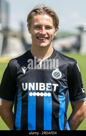 Knokke Heist, Belgique. 18 juillet 2023. Romeo Vermant du Club pose pour un portrait lors de la séance photo de la saison 2023-2024 de l'équipe belge Jupiler Pro League Club Brugge KV, mardi 18 juillet 2023 à Knokke-Heist. BELGA PHOTO LUC CLAESSEN crédit : Belga News Agency/Alamy Live News Banque D'Images